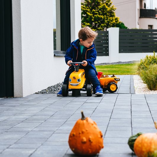 Ciągnik JCB z przyczepką i akcesoriami